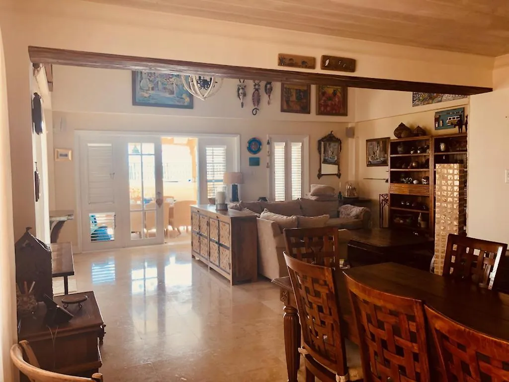 Ξενοδοχείο με διαμερίσματα White Sands Beach Condos Κράιστ Τσερτς